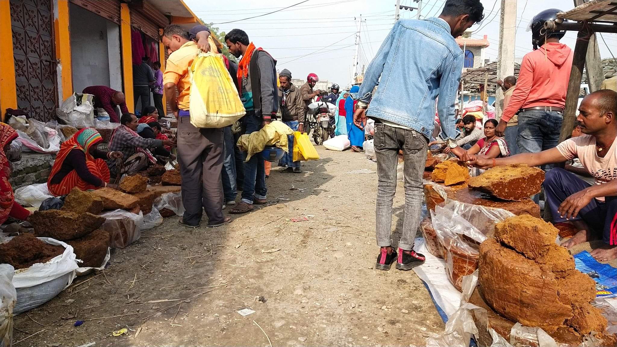 बजारमा माघे संक्रान्तिको बढयो चहलपहल , व्यापारमा बृद्धि