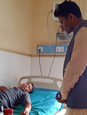 चन्द्रपुरका जसपाकाे मेयर उम्मेदवार नेता राउतले अचेत व्यक्तिलाई  गरे सहयोग