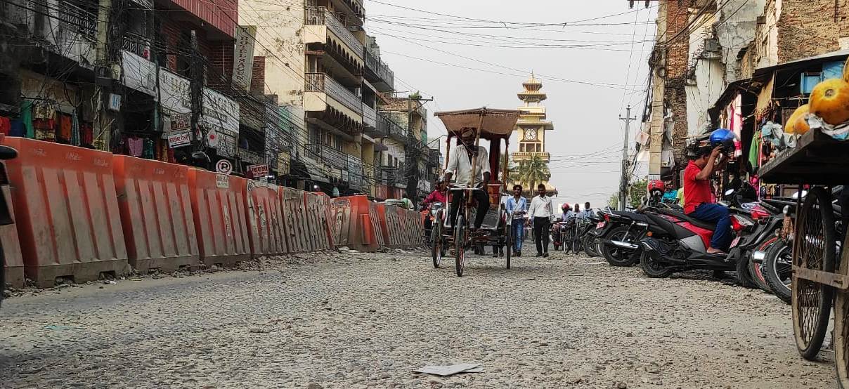  सरावगीको कारण वीरगञ्जको घण्टाघरस्थित भत्किएको बाटो यो वर्ष पनि मर्मत नहुने