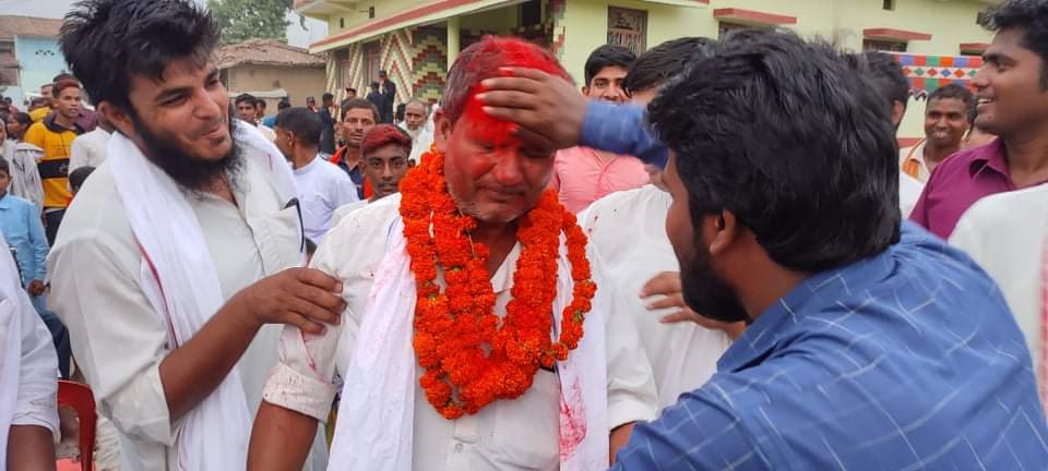 वृन्दावन न.पामा नेपाली काँग्रेसकाे ठुल्लाेे झटका  पुर्व गाविस अध्यक्ष शेख सतार सहित सैयाै जना नेकपा एसमा प्रवेश