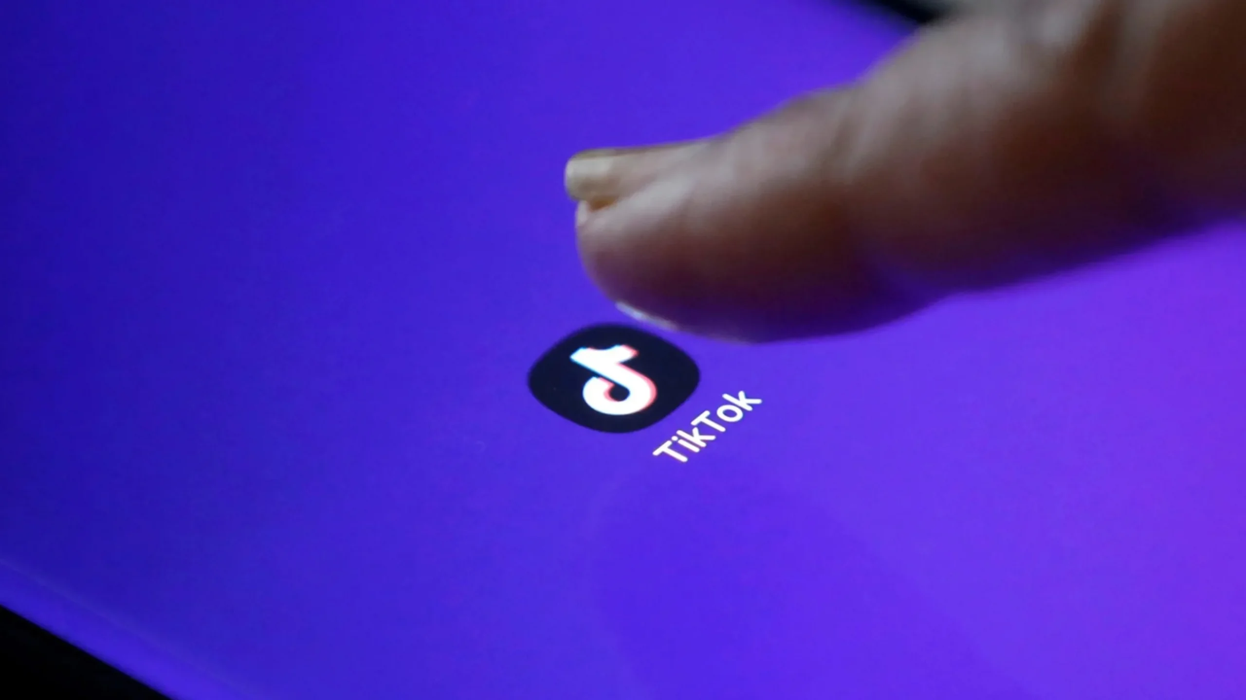 हलमा फिल्म खिचेर टिकटकमा : कडाइ गर्न चलचित्र संघको निर्देशन