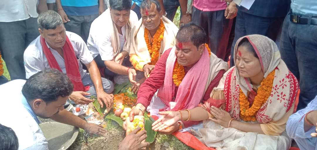 गरुडाका नगर प्रमुख कन्थमनि प्र.जैसवाल द्धारा विद्यालयकाे लागि ४ कोठे भवनको शिलान्यास