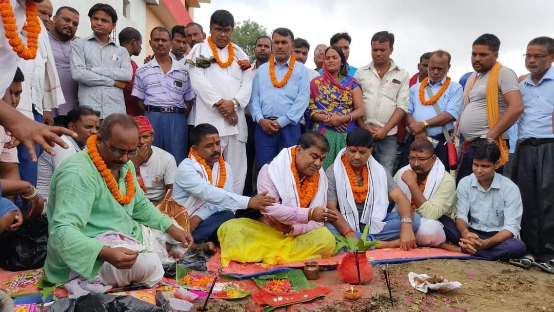 दुर्गा सामुदायिक प्राथमिक बिधालयमा मेयर कन्थमनि प्रसाद जैसवाल द्वारा चार कोठे भवनको शिलान्यास