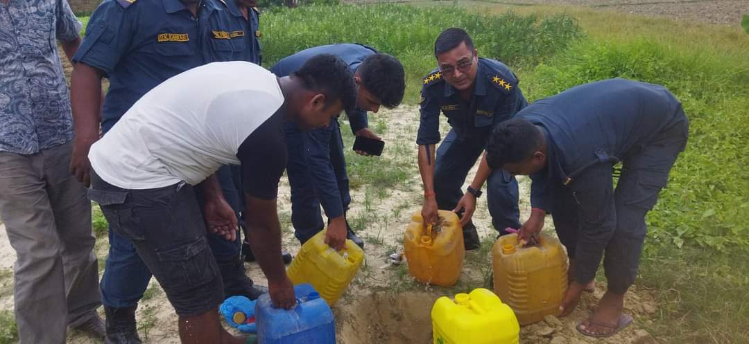 देवाही गाेनाहीमा प्रहरीले गरे घरेलुु मदिरा नष्ट