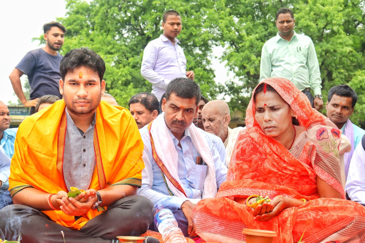 कटहरियाका नगर प्रमुख अजय प्रकाश जयसवालले गरे विद्यालय भवनको शिलान्यास