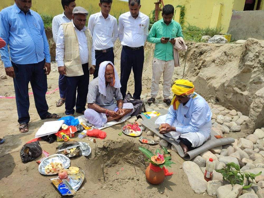 वृन्दावनका मेयर विनोद प्रसाद कुर्मीद्वारा चार कोठे भवनको शिलान्यास