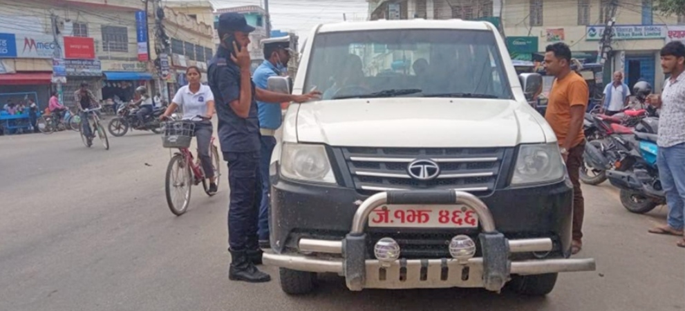 सार्वजनिक विदाका दिन चलाइएका सरकारी सवारी साधनलाई ट्राफिकले लियाे नियन्त्रणमा