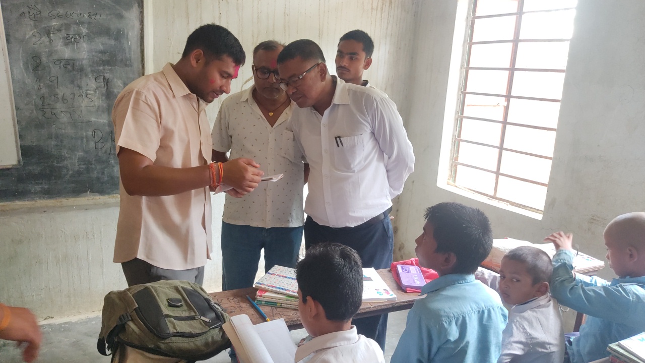 कटहरियाका मेयर अजय प्रकाश पुरै एक्सनमा, विधालयकाे अनुगमन गाउँ गाउँमा गर्दै