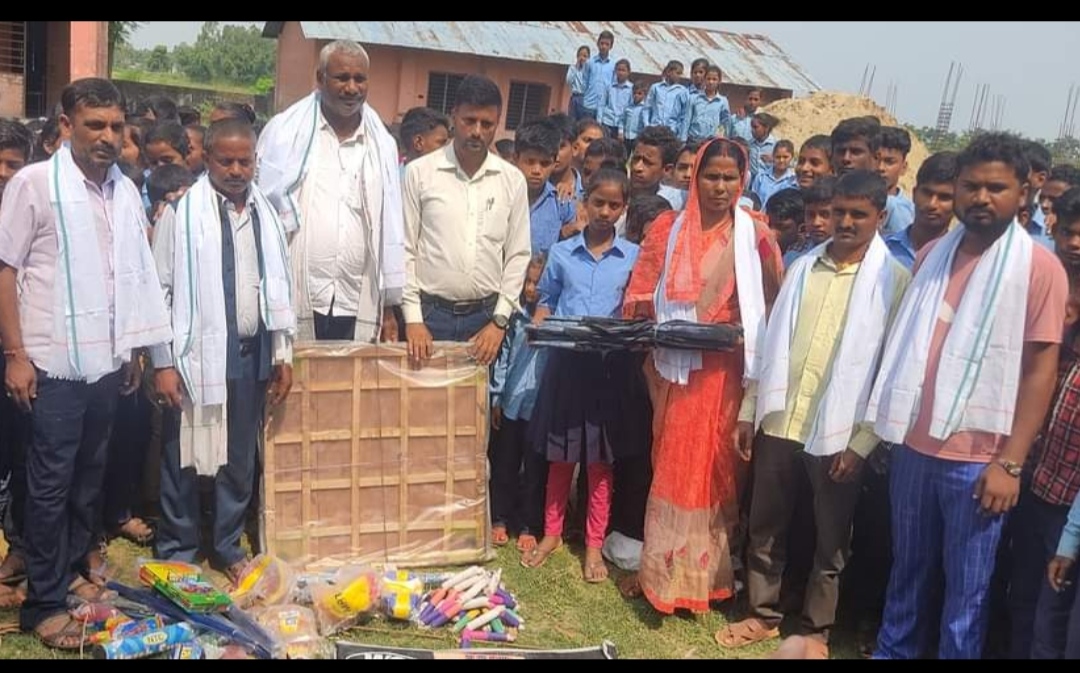 कटहरियाका उप–प्रमुख रिता देवी यादब र वडाअध्यक्ष भुपेन्द्र महताे द्धारा मा. वि भसेढवामा गरे खेलकुद समाग्री हस्तान्तरण