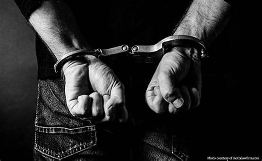 दाङमा प्रहरी हुँ भन्दै पैसा असुलेको आरोपमा युवक पक्राउ