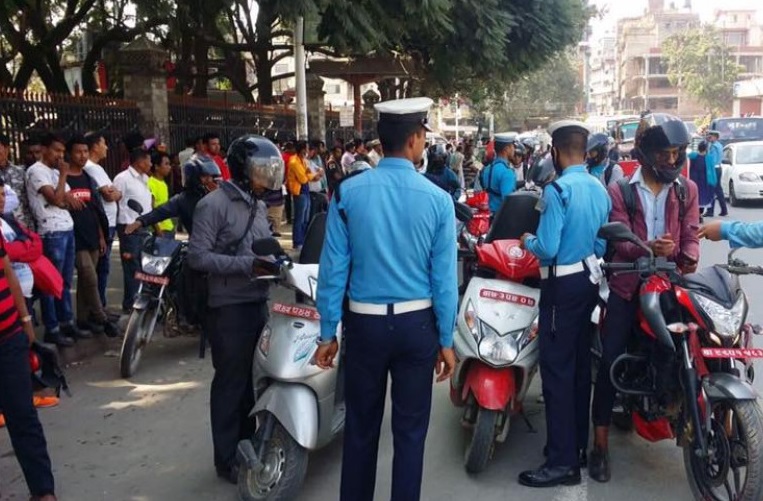 बाइकको ठक्करबाट नेताको निधन भएपछि सवारी चाप नियन्त्रण गरिँदै