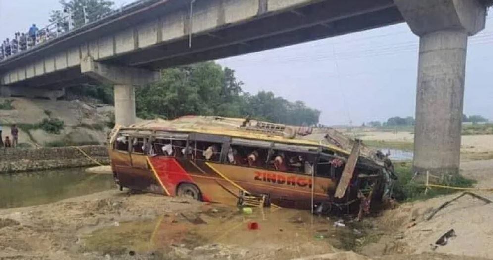जनकपुरबाट भैरहवा जाँदै गरेको बस रोहिणी पुलबाट खस्यो, ९ जनाको मृत्यु