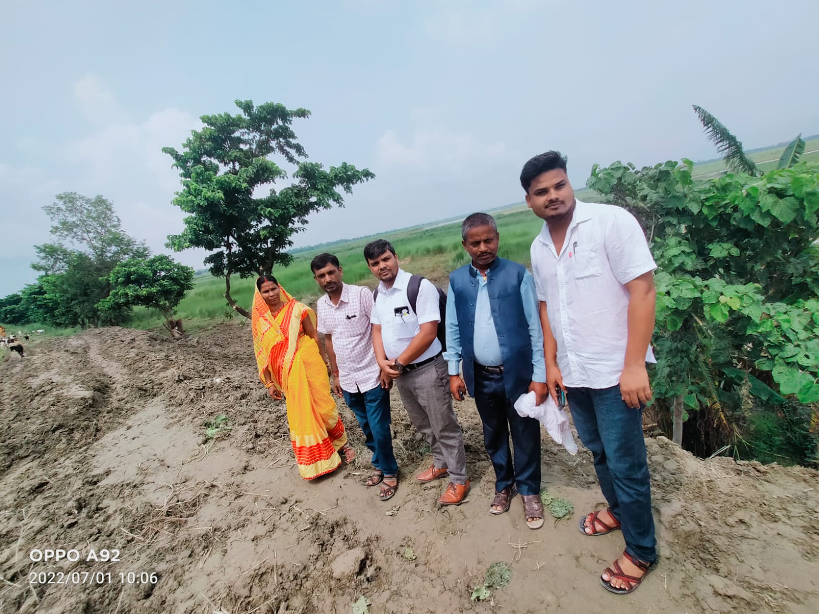 कटहरियाकाे उपनगर प्रमुख रिता देवि यादवले गरे लाल बकैया तटबन्ध मर्मत कार्यकाे निरिक्षण