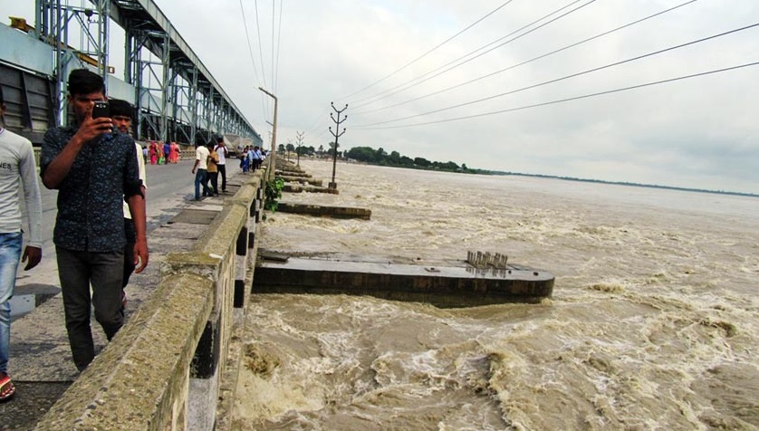 कोशी ब्यारेजका ५४ मध्ये ४६ ढोका खोलियो
