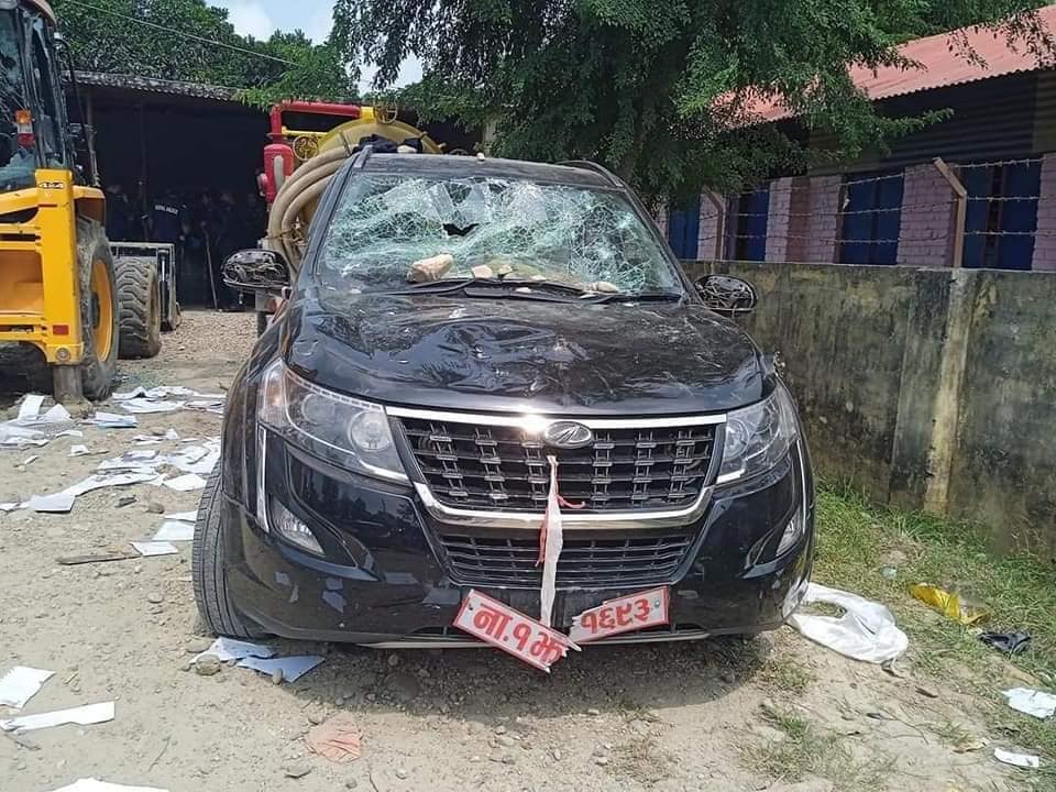 नगरपालिकाले भ्रमणको लागि रुपैयाँ नदिएको विषय लिएर नगरपालिकमा तोड फोड