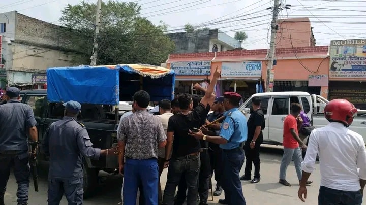 ओलीलाई कालो झण्डा देखाउने १२ जना पक्राउ