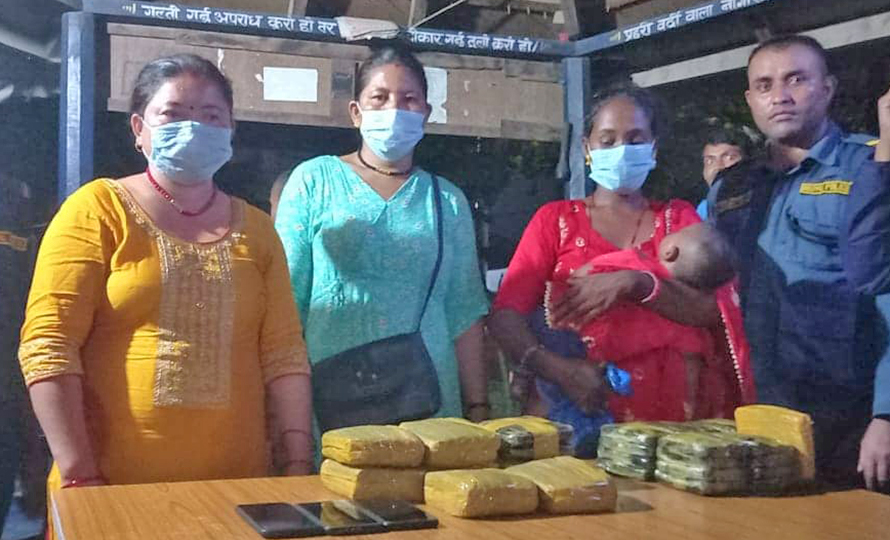 चरेश तस्करीको आरोपमा तीन महिला प्रयोग