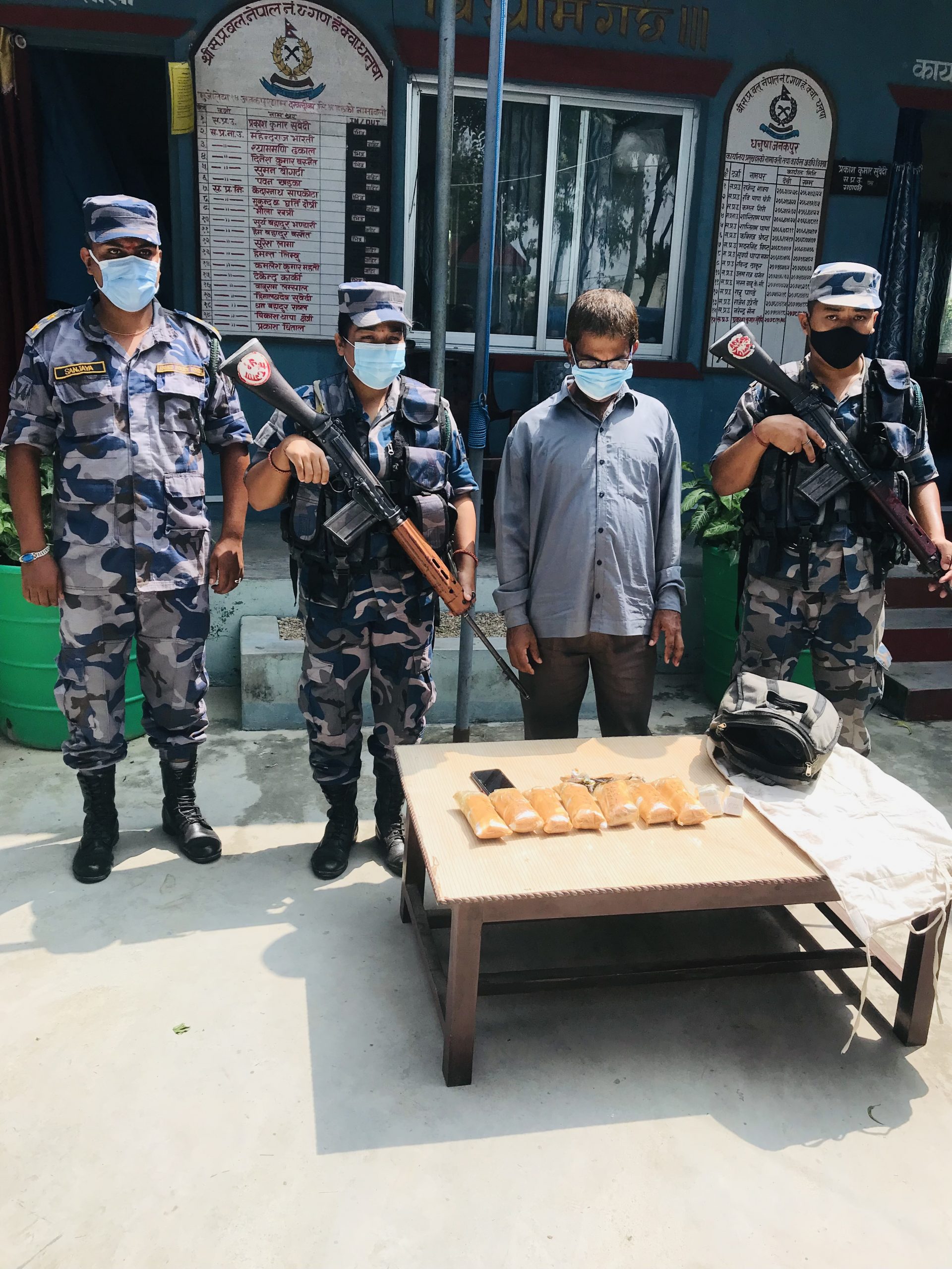 धनुषाबाट साढे १९ लाखको चाँदीसहित भारतीय नागरिक पक्राउ