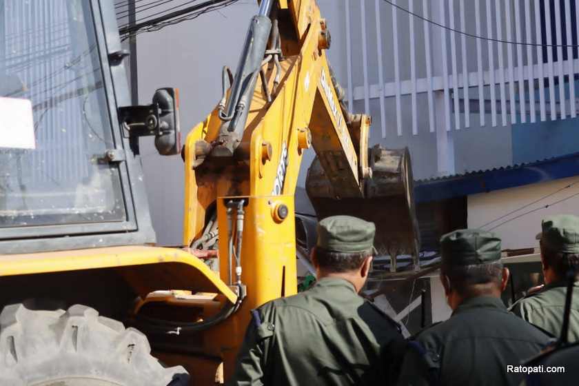 बानेश्वर क्षेत्रमा महानगरको डोजर