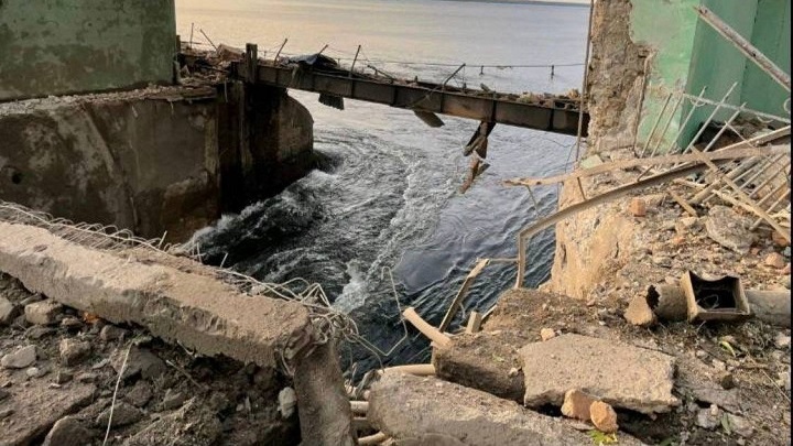 युक्रेनको ठूलो बाँधमा रुसी क्षेप्यास्त्र आक्रमण, बाढीको खतरा