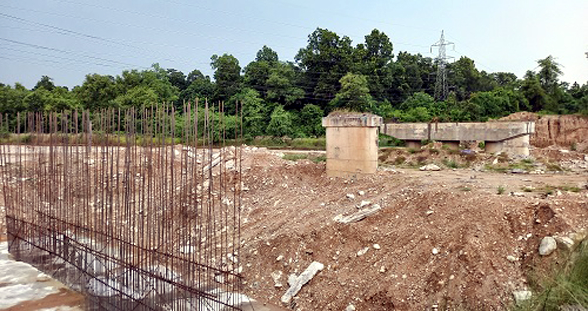 बाराको दुधौरामा ठेक्का लागेको ४ वर्ष बितिसक्दा पनि पुल अधुरो