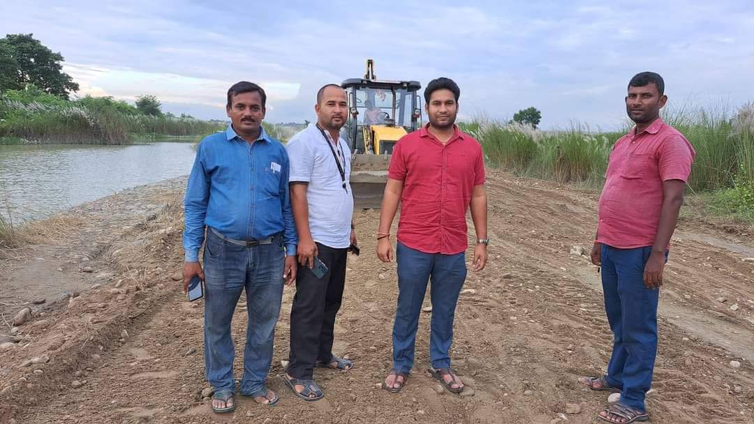 मेयर अजय प्रकाश जयसवाल द्वारा कटहरिया पुलदेखी गम्हरीया सडकखण्डको बाटोमा ग्रेवल राखी गरे सुचारु