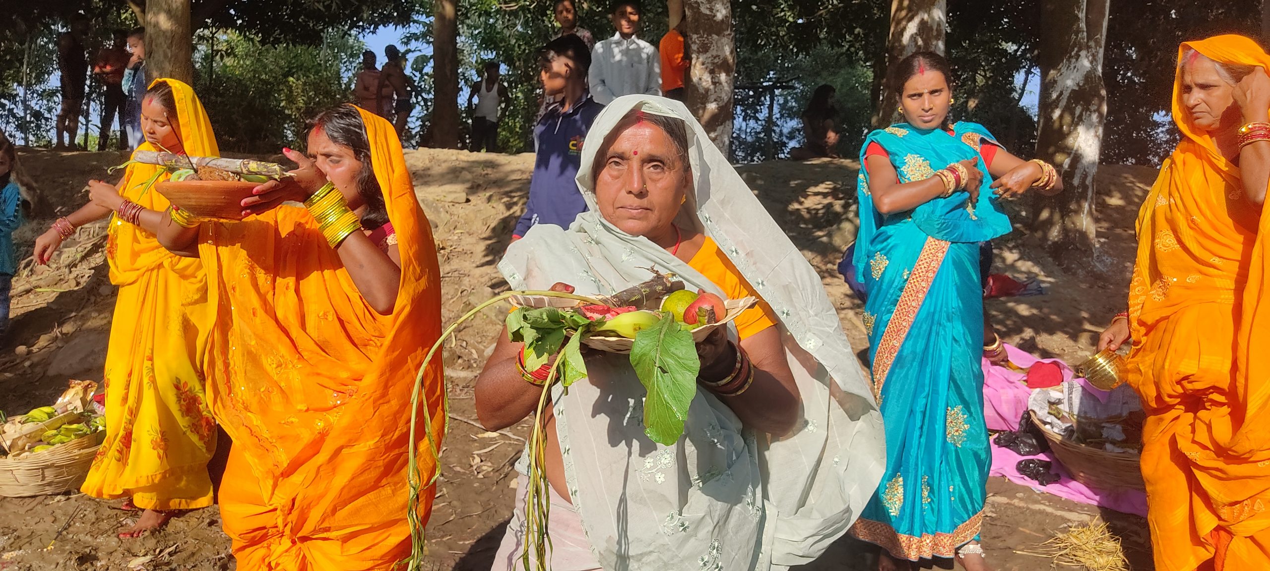 रौतहट लगायत देशभरी छठ पर्वको अस्ताउँदो सूर्यलाई अर्घ दिइयो