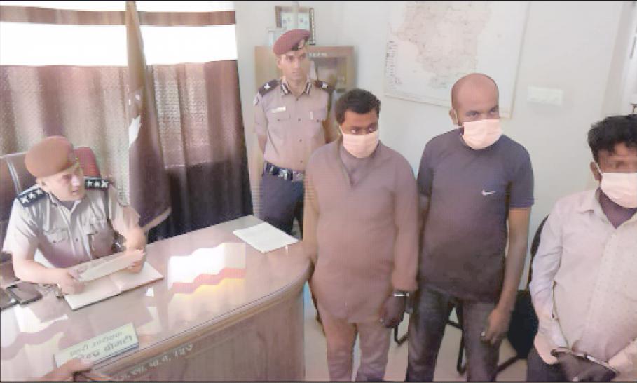 नक्कली नोटसहित तीन पक्राउ