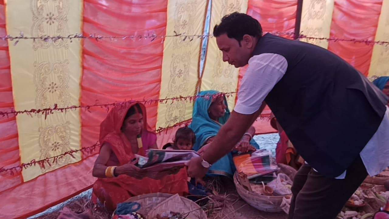 शिक्षक अजय कुशवाहा द्वारा भषेढवाको छठ घाटमा ७६ जना लाई साडी बितरण