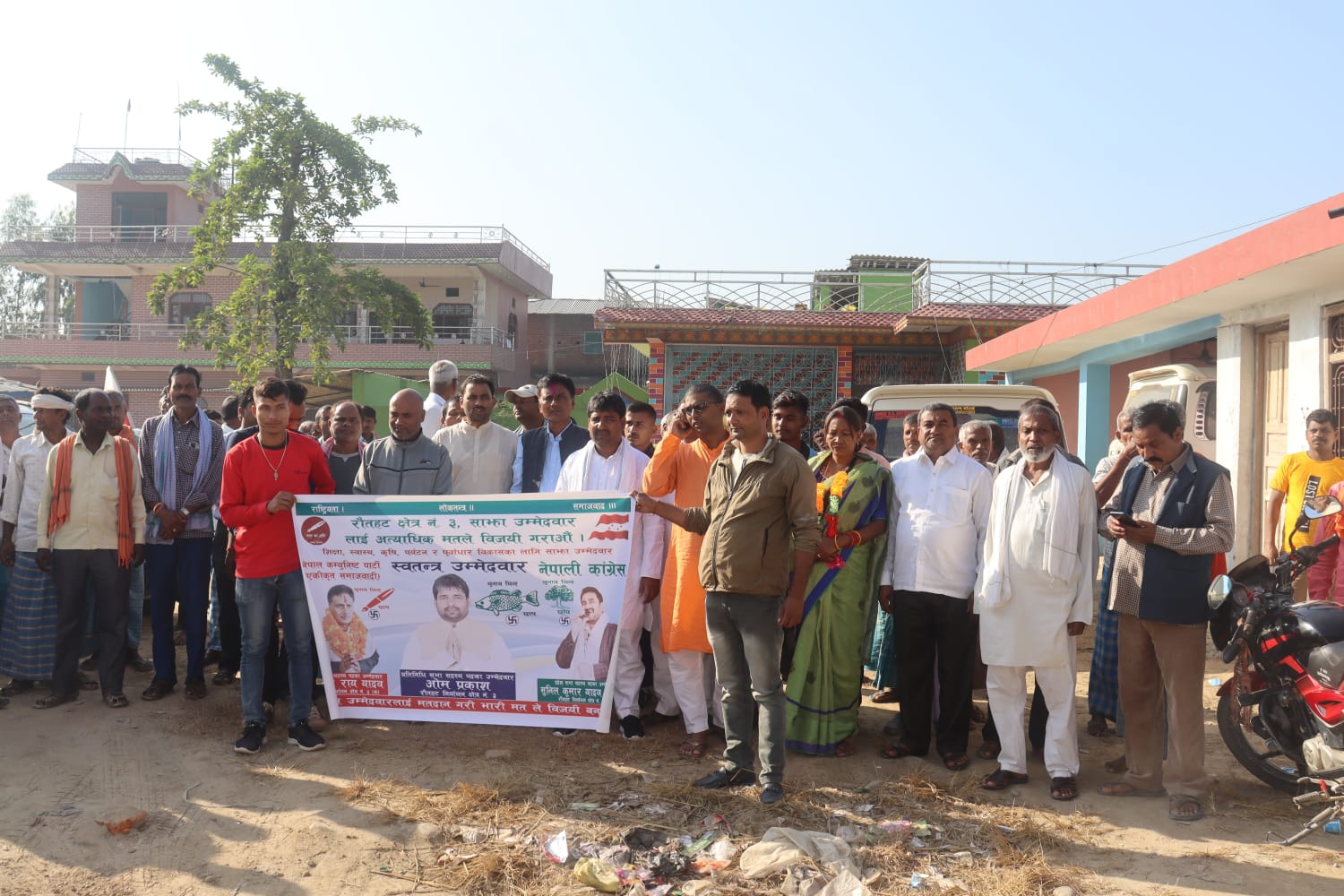 स्वतन्त्र उम्मेदवार ओम प्रकाश जयसवाल र सत्ता गठबन्धनका प्रदेश सांसदका उम्मेदवार संगै गरे घरदैलो