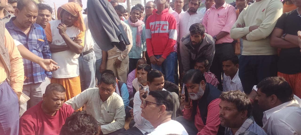 सवारी दुर्घटनामा व्यापारीको मृत्युपछि गरुडामा चक्काजाम सहित प्रदर्शन