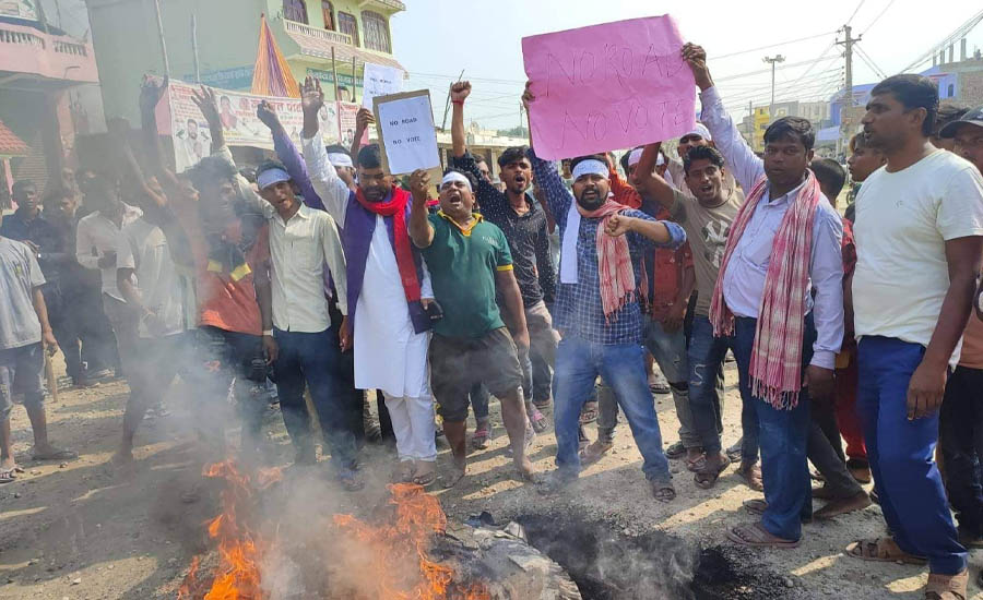 सडक नबनेकाे भन्दै उम्मेदवारहरुलाई गाउँ छिर्न रोक