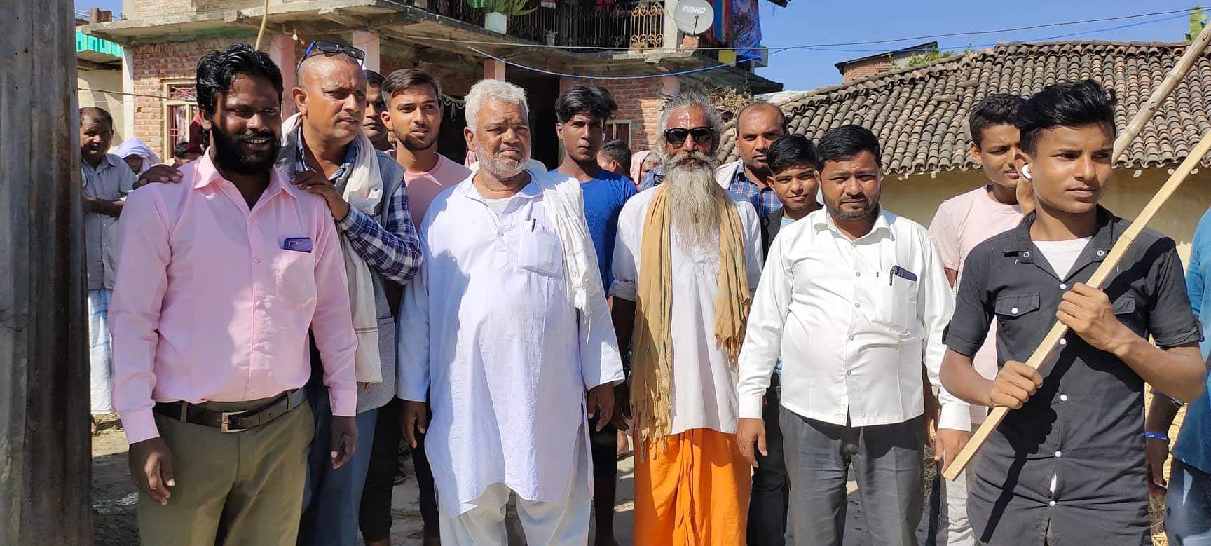 रौतहट क्षेत्र नं. ४ (ख) का सत्ता गठबन्धनका उम्मेदवार शेख सतार अहमद घर दैलोमा व्यस्त