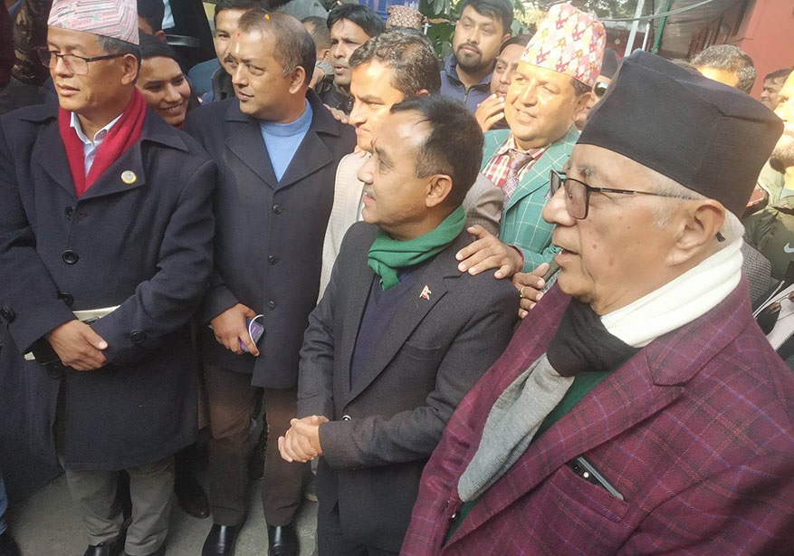 गगन थापाले गराए उम्मेदवारी दर्ता