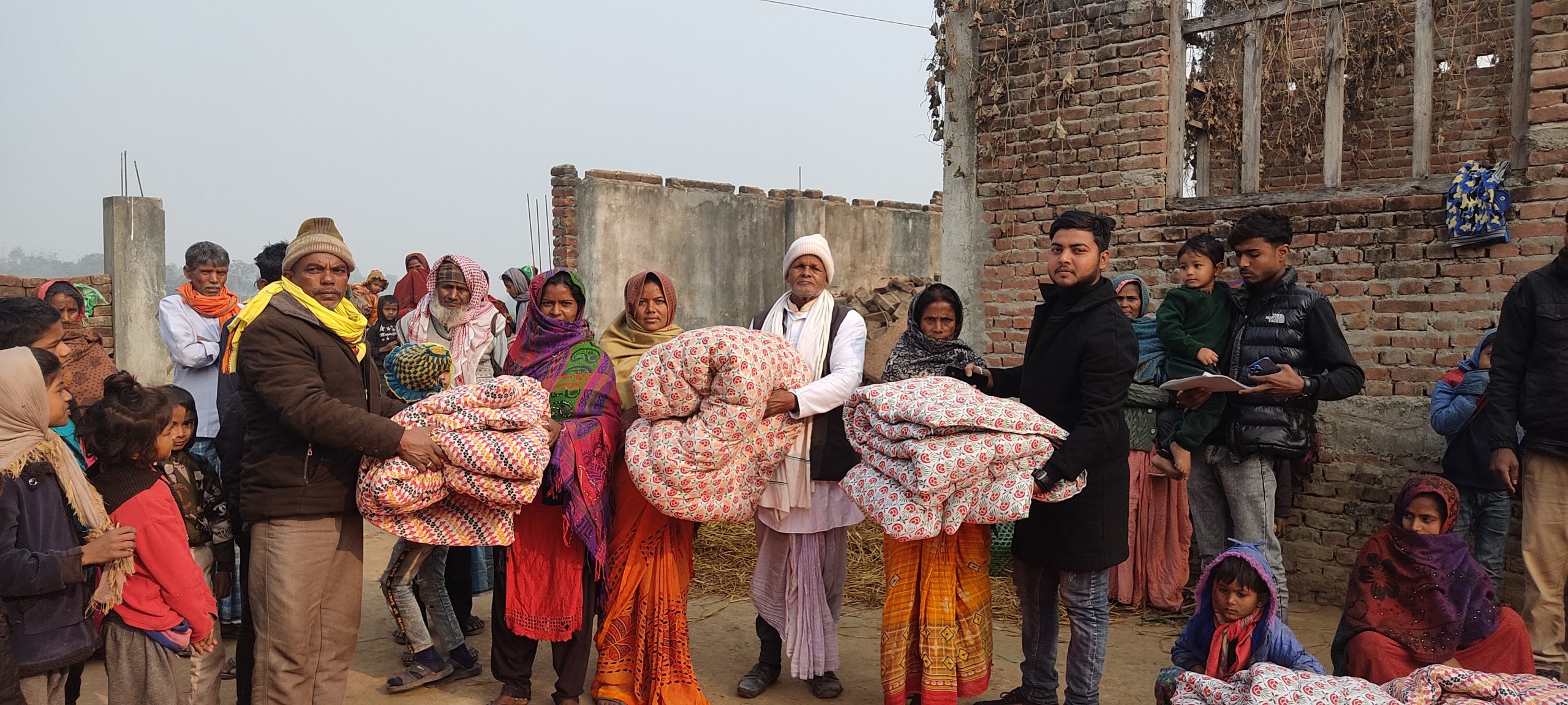 फत्तेपुरमा युवा नेता शेख प्रवेजले गरे सिरक वितरण