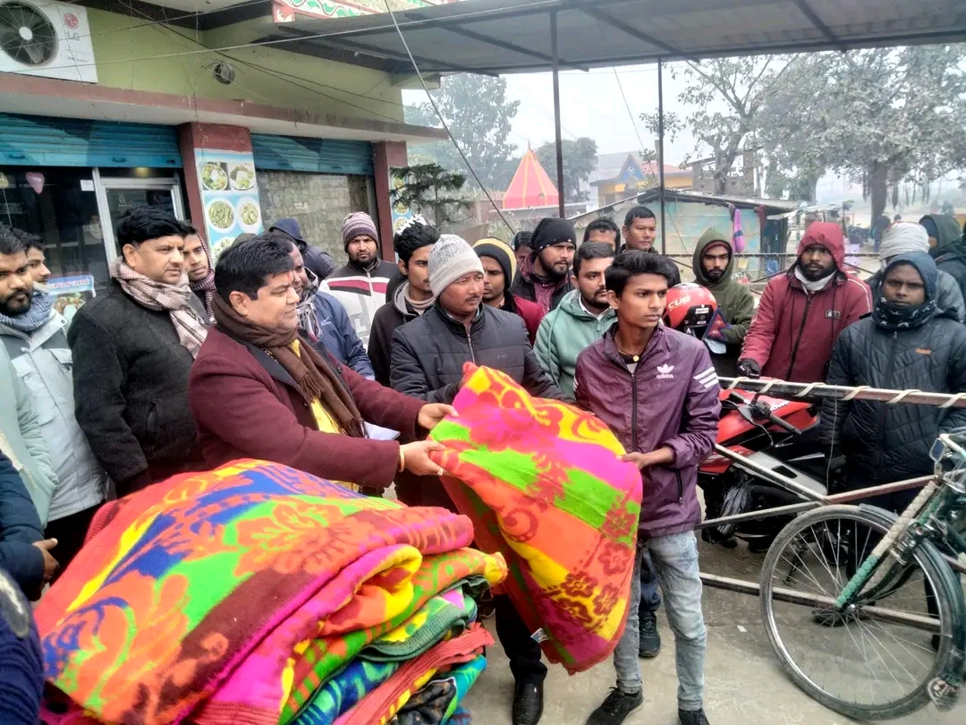 गरुडाका नगर प्रमुख जैसवाल द्वारा कम्बल बितरण
