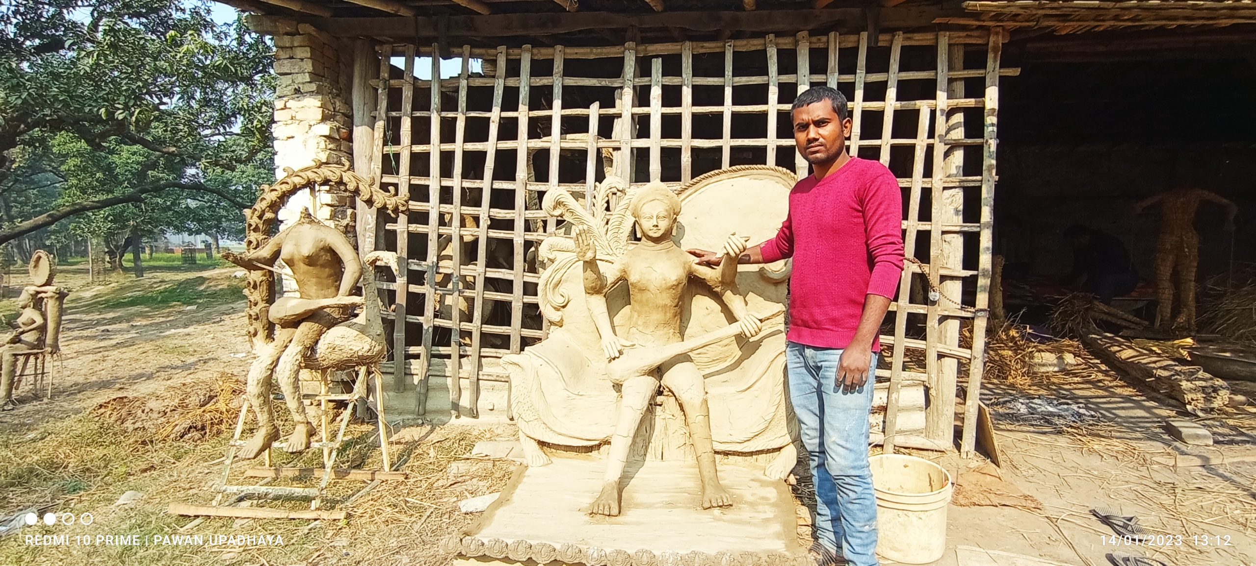 रौतहटमा मूर्तिकार यति बेला मूर्ति बनाउनमा व्यस्त