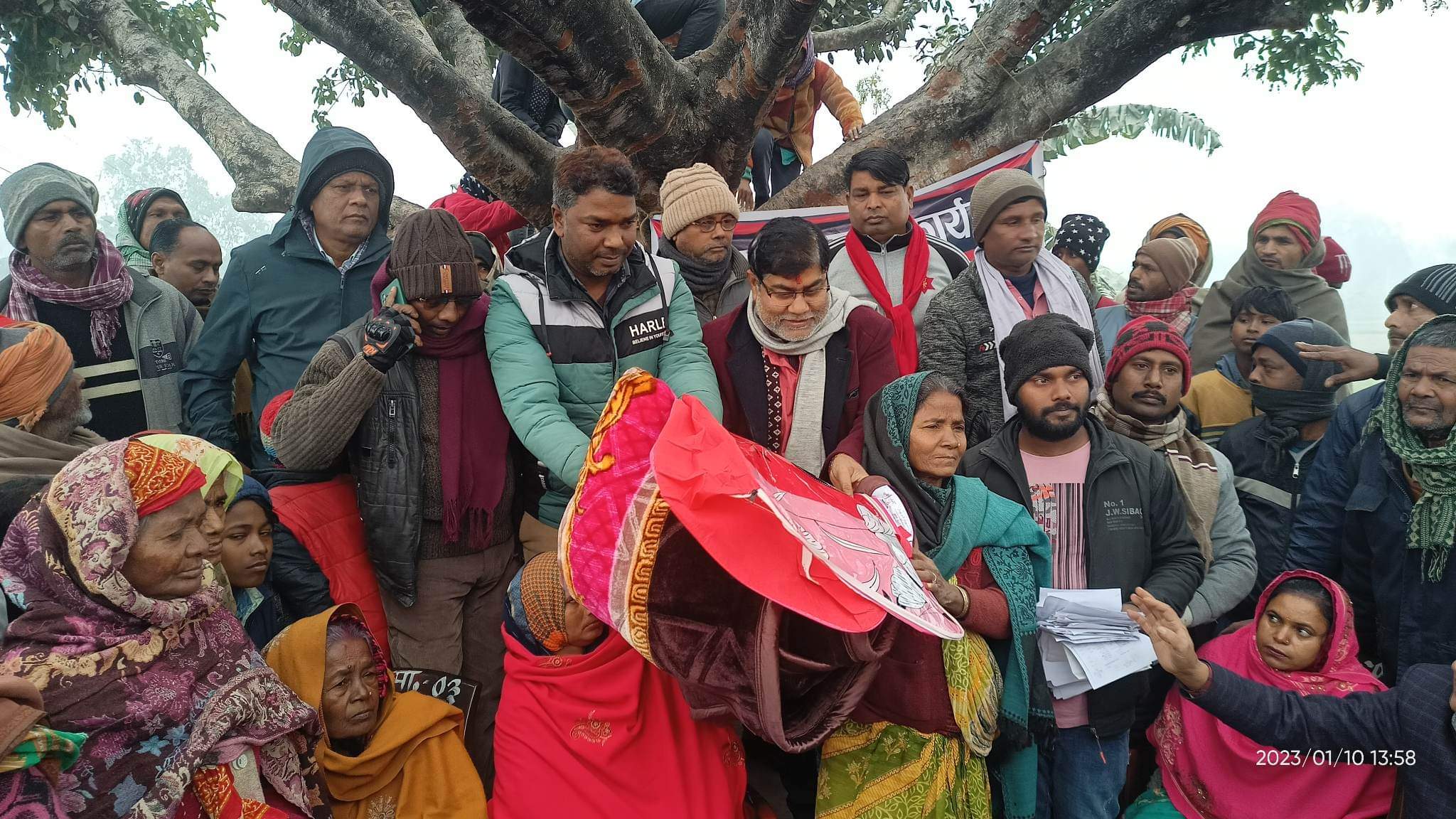 गरुडा–३ का वडाअध्यक्ष सहनीले आफ्नो वार्डका २०५ जना ब्यक्तिलाई गरे कम्बल बितरण