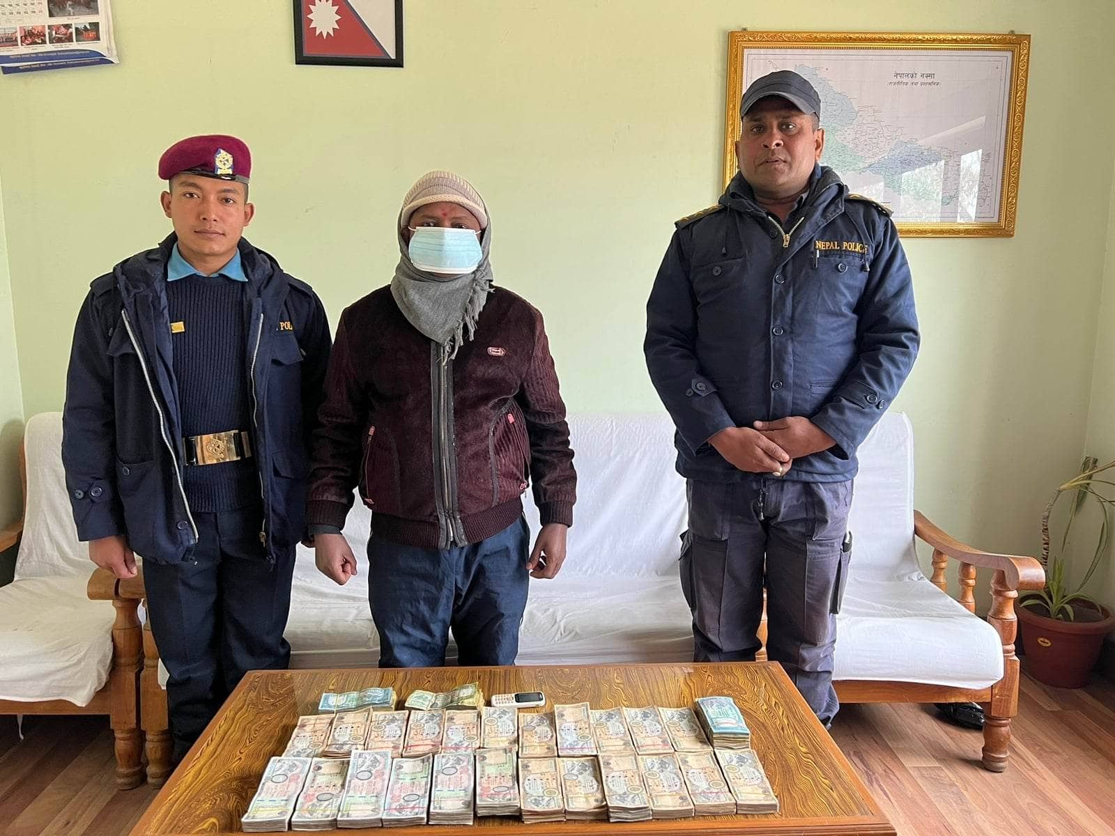 स्रोत नखुलेको १६ लाख रुपैयाँसहित एक भारतीय नागरिक पक्राउ