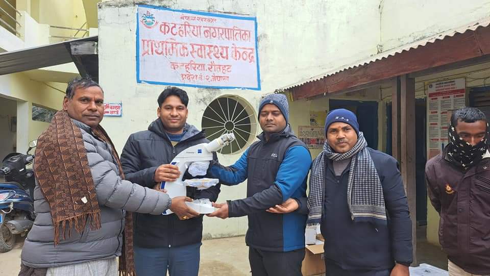 कटहरियाको मेयर अजय प्रकाश द्वारा प्राथमिक स्वास्थ्य केन्द्रलाई करिब ७० लाखको ल्याब सम्बन्धि सामाग्री तथा उपकरण हस्तान्तरण