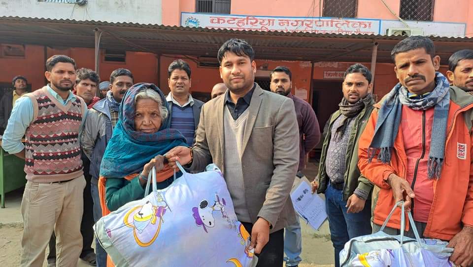 कटहरिया नगरपालिकाको नगर प्रमुख अजय प्रकाश जयसवाल द्वारा कम्बल वितरण