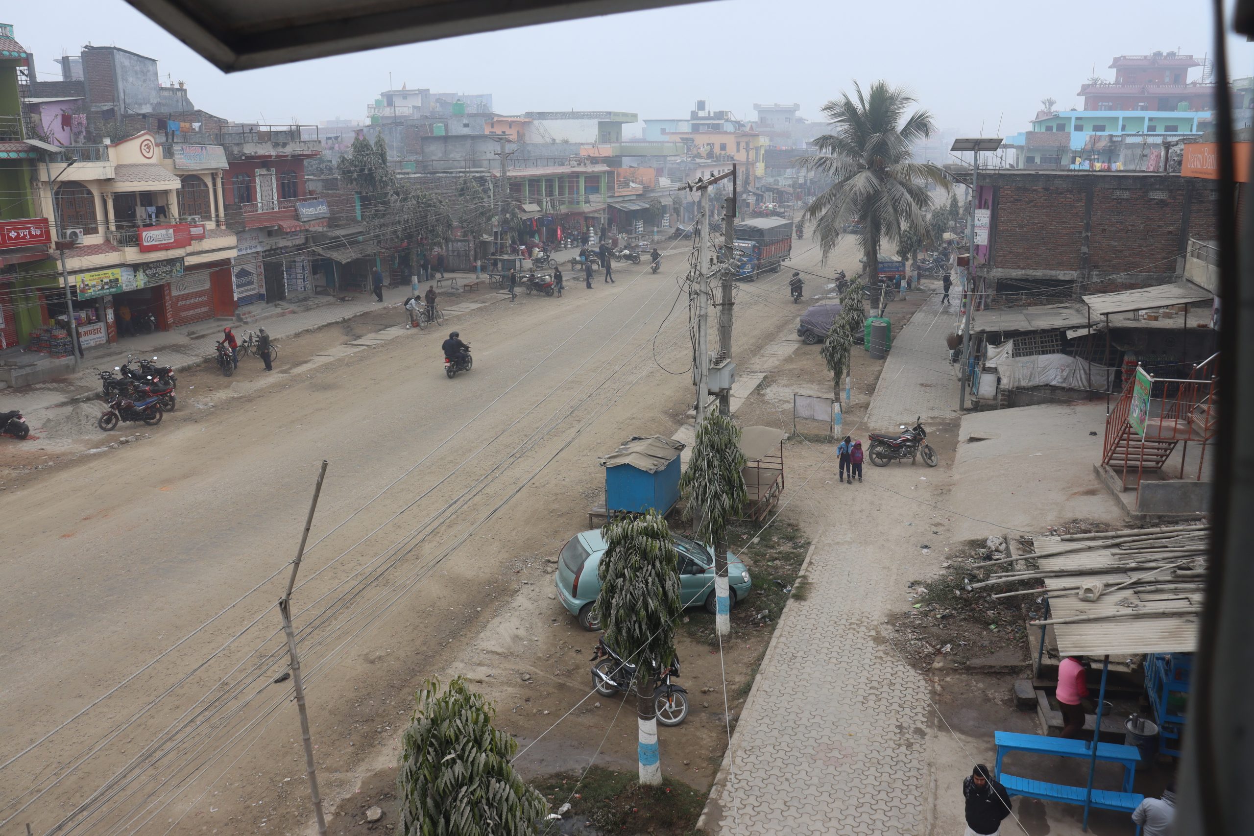 रौतहटमा चिसोको कारण जनजीवन कष्टकर बन्दै, नगरपालिकाले आगो ताप्न ल्याएका दाउरा नगरपालिकामा सिमित