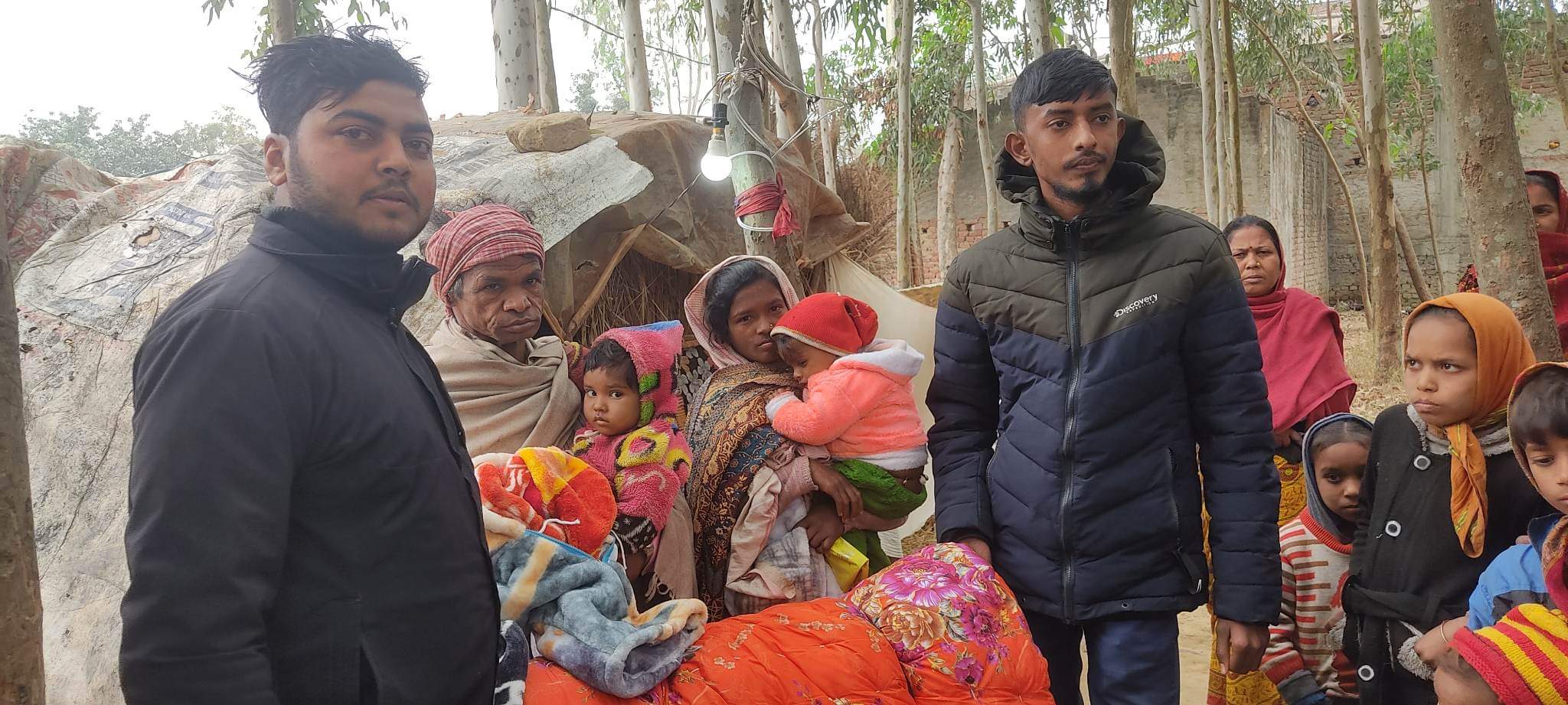 शेख प्रवेजद्वारा कटहरिया बजारमा रहेको महिला तथा बालबालिका लाई सिरक र जैकेट वितरण