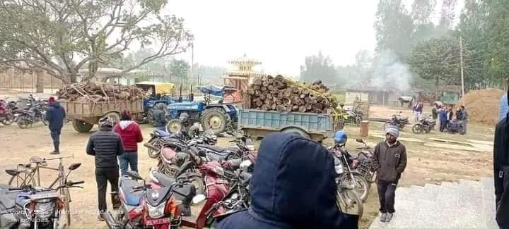 देवाही गाेनाहीका मेयर प्रेमलाल साह द्वारा दाउरा वितरण