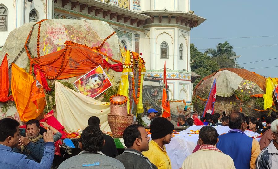 भगवान रामको मुर्ती निर्माणको लागि नेपालबाट देवशिला जनकपुर हुँदै भारत लगिने