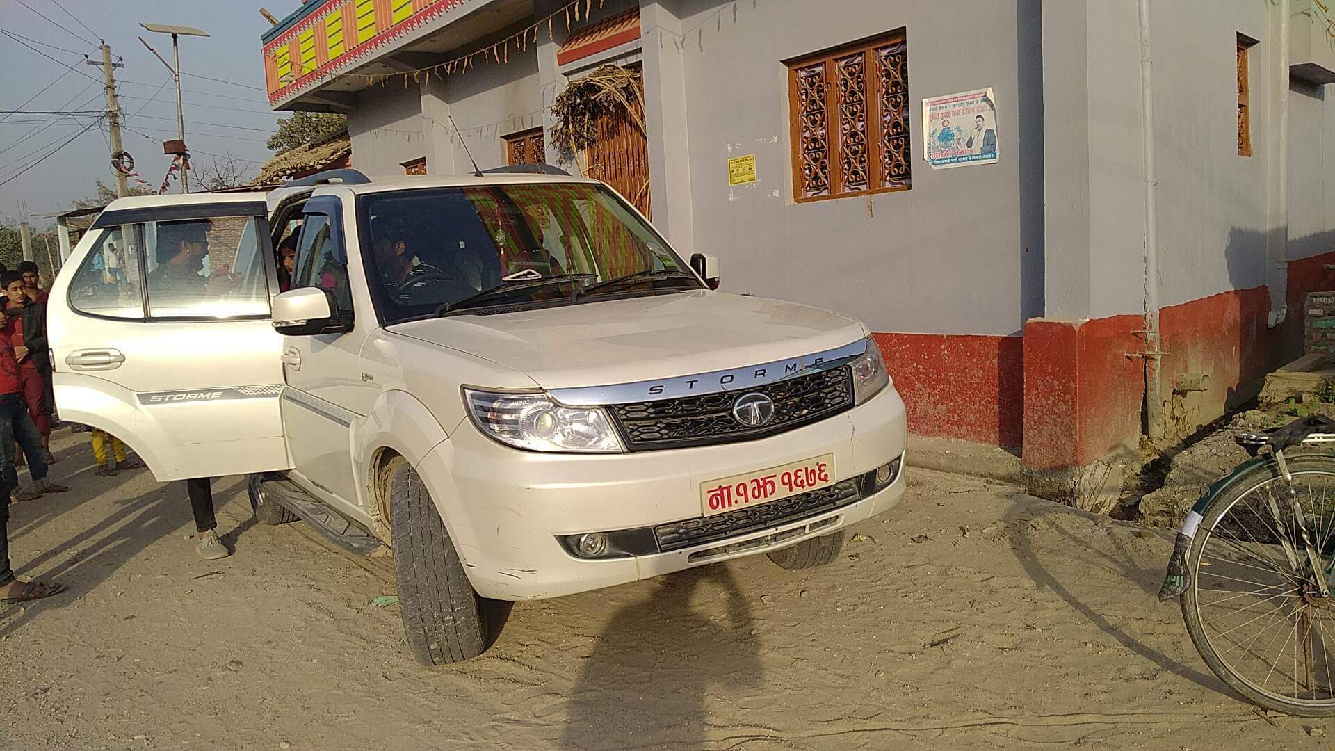 प्रभु साहको पार्टीको गित रेकर्ड गर्न कलाकारलाई ल्याउन पुर्‍याउन सरकारी गाडीको दुरुपयोग,नियमन गर्ने निकाय मौन