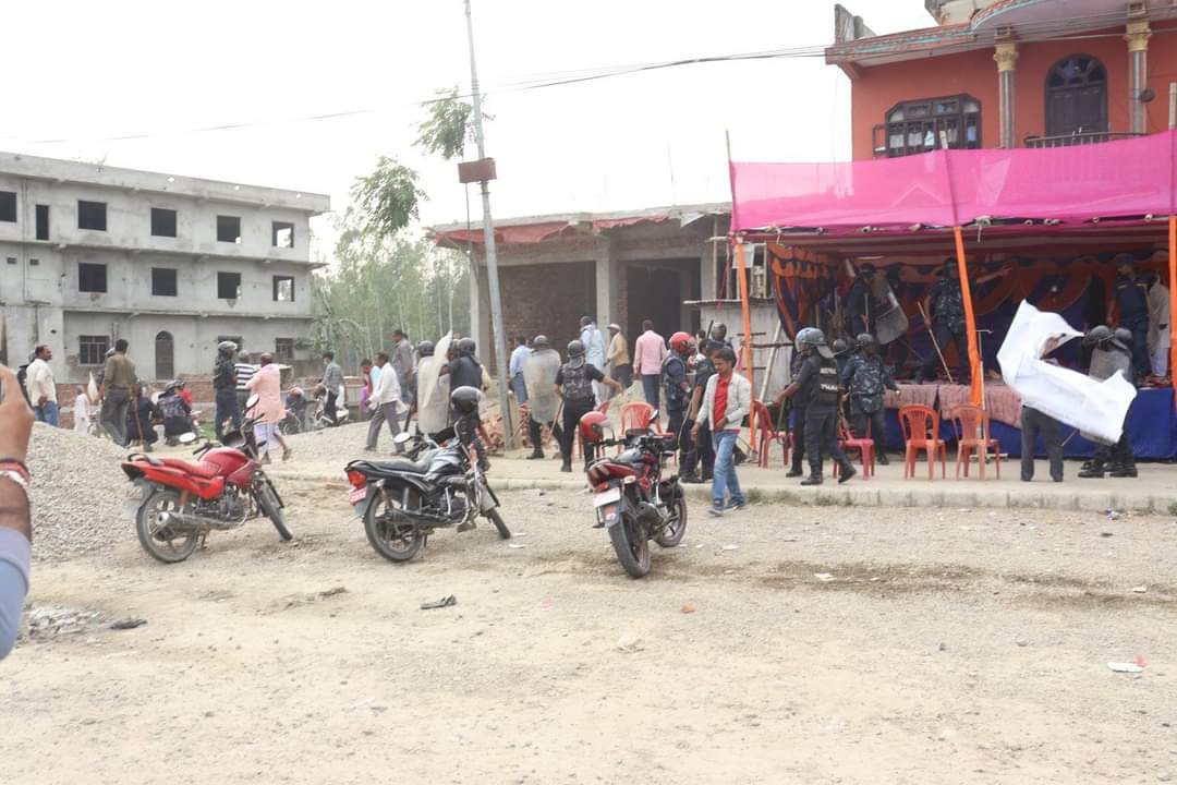 गरुडामा प्रहरी र अनसनरत दिपक यादवकाे समर्थक बिच झडप, प्रहरीद्वारा अश्रुग्याँस प्रहार