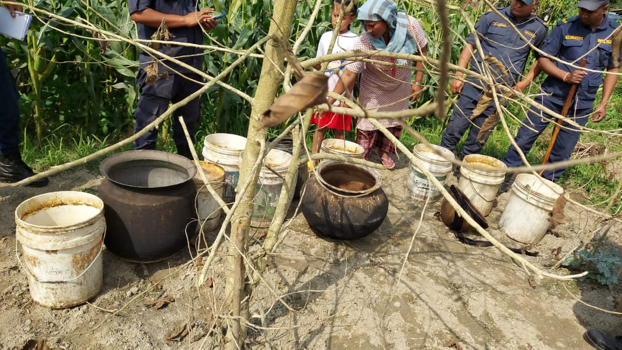अवैध रुपमा संचालित ७ वटा घरेलु मदिरा भट्टीसहित कच्चा पदार्थ नष्ट