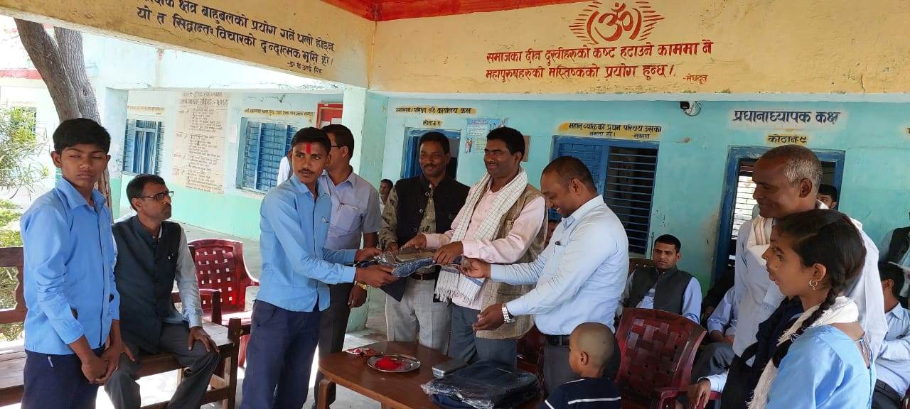 धरहरीको श्री जय किसान नमुना माविमा ब्याग र औजार बक्स बितरण