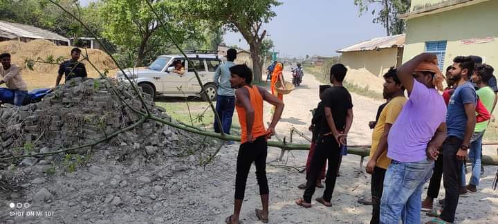 धरहीमा अधुरो सडक काले पत्रेको माग गर्दै स्थानियहरुले गेरे सडक जाम